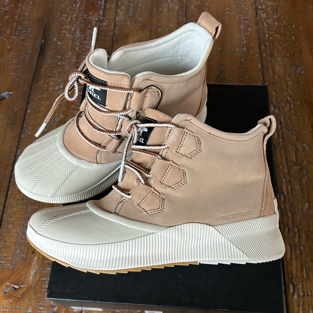 SOREL Out n’ About III Boots - NWT, size 9